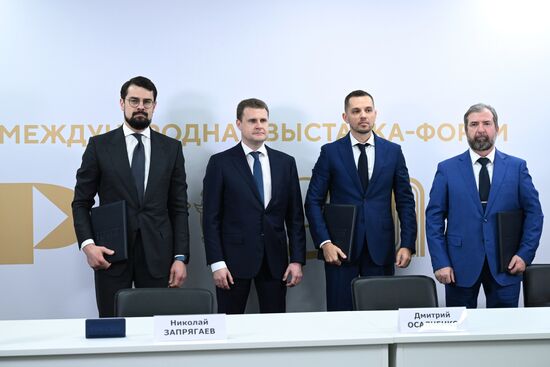 Международная выставка-форум "Россия"
Дальний Восток и Арктика. День региона
Церемонии подписания соглашений, павильон №75, слева направо:
Николай Запрягаев, генеральный директор АО "Корпорация развития Дальнего Востока и Арктики"
Алексей Чекунков, министр РФ по развитию Дальнего Востока и Арктики
Дмитрий Осадченко, генеральный директор АО "Нитро-Механика"
Сергей Немировский, представитель ООО Научно-производственное объединение "Северо-Восточный Альянс" Место: Россия, Москва. Автор: Максим Блинов/РИА Новости. Выставка "Россия". Дальний Восток и Арктика. День региона