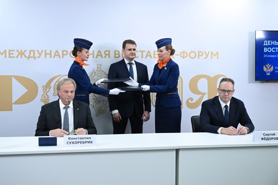 Международная выставка-форум "Россия"
Дальний Восток и Арктика. День региона
Церемонии подписания соглашений, павильон №75, слева направо:
Константин Сухоребрик, генеральный директор АО "Авиакомпания "Аврора"
Алексей Чекунков, министр РФ по развитию Дальнего Востока и Арктики
Сергей Федоров, генеральный директор АО "УЗГА" Место: Россия, Москва. Автор: Максим Блинов/РИА Новости. Выставка "Россия". Дальний Восток и Арктика. День региона