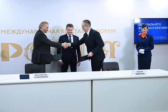 Международная выставка-форум "Россия"
Дальний Восток и Арктика. День региона
Церемонии подписания соглашений, павильон №75, слева направо:
Константин Сухоребрик, генеральный директор АО "Авиакомпания "Аврора"
Алексей Чекунков, министр РФ по развитию Дальнего Востока и Арктики
Сергей Федоров, генеральный директор АО "УЗГА" Место: Россия, Москва. Автор: Максим Блинов/РИА Новости. Выставка "Россия". Дальний Восток и Арктика. День региона