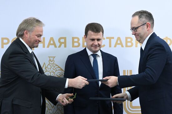 Международная выставка-форум "Россия"
Дальний Восток и Арктика. День региона
Церемонии подписания соглашений, павильон №75, слева направо:
Константин Сухоребрик, генеральный директор АО "Авиакомпания "Аврора"
Алексей Чекунков, министр РФ по развитию Дальнего Востока и Арктики
Сергей Федоров, генеральный директор АО "УЗГА" Место: Россия, Москва. Автор: Максим Блинов/РИА Новости. Выставка "Россия". Дальний Восток и Арктика. День региона