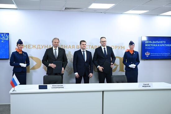 Международная выставка-форум "Россия"
Дальний Восток и Арктика. День региона
Церемонии подписания соглашений, павильон №75, слева направо:
Константин Сухоребрик, генеральный директор АО "Авиакомпания "Аврора"
Алексей Чекунков, министр РФ по развитию Дальнего Востока и Арктики
Сергей Федоров, генеральный директор АО "УЗГА" Место: Россия, Москва. Автор: Максим Блинов/РИА Новости. Выставка "Россия". Дальний Восток и Арктика. День региона