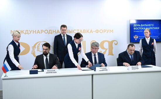 Международная выставка-форум "Россия"
Дальний Восток и Арктика. День региона
Церемонии подписания соглашений, павильон №75, слева направо:
Николай Запрягаев, генеральный директор АО "Корпорация развития Дальнего Востока и Арктики"
Алексей Чекунков, министр РФ по развитию Дальнего Востока и Арктики
Алексей Цыденов, глава Республики Бурятия
Николай Кушнир, директор ООО "Таможенно-логистический терминал Байкал Транзит" Место: Россия, Москва. Автор: Максим Блинов/РИА Новости. Выставка "Россия". Дальний Восток и Арктика. День региона