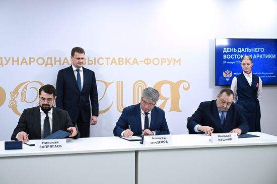 Международная выставка-форум "Россия"
Дальний Восток и Арктика. День региона
Церемонии подписания соглашений, павильон №75, слева направо:
Николай Запрягаев, генеральный директор АО "Корпорация развития Дальнего Востока и Арктики"
Алексей Чекунков, министр РФ по развитию Дальнего Востока и Арктики
Алексей Цыденов, глава Республики Бурятия
Николай Кушнир, директор ООО "Таможенно-логистический терминал Байкал Транзит" Место: Россия, Москва. Автор: Максим Блинов/РИА Новости. Выставка "Россия". Дальний Восток и Арктика. День региона