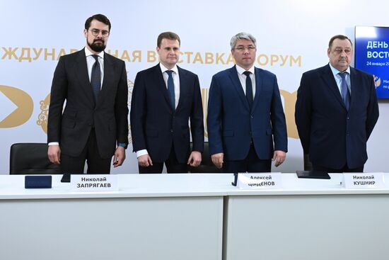 Международная выставка-форум "Россия"
Дальний Восток и Арктика. День региона
Церемонии подписания соглашений, павильон №75, слева направо:
Николай Запрягаев, генеральный директор АО "Корпорация развития Дальнего Востока и Арктики"
Алексей Чекунков, министр РФ по развитию Дальнего Востока и Арктики
Алексей Цыденов, глава Республики Бурятия
Николай Кушнир, директор ООО "Таможенно-логистический терминал Байкал Транзит" Место: Россия, Москва. Автор: Максим Блинов/РИА Новости. Выставка "Россия". Дальний Восток и Арктика. День региона