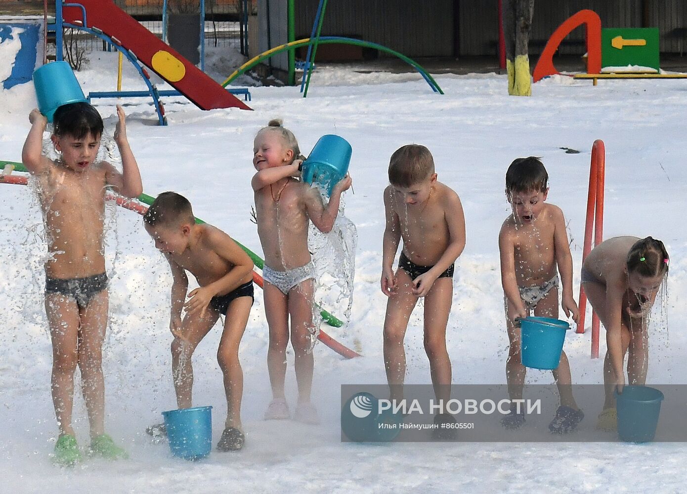 Зимнее закаливание детей в детском саду Красноярска