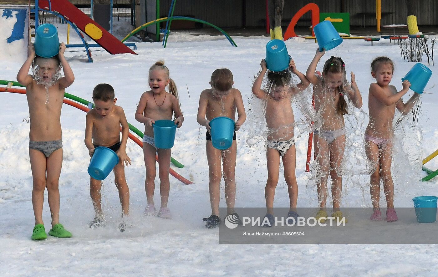 Зимнее закаливание детей в детском саду Красноярска