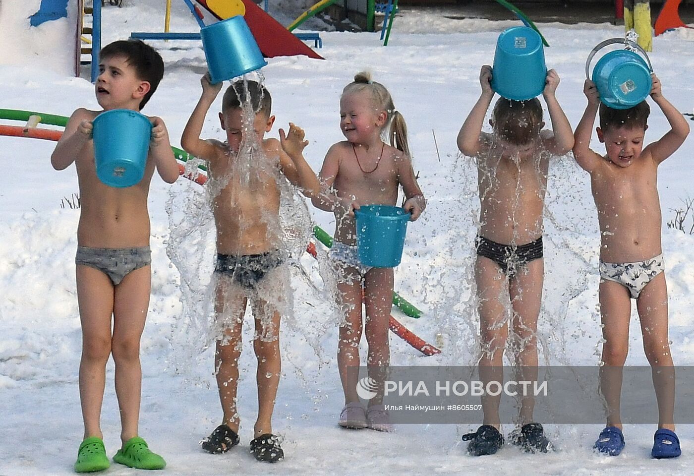 Зимнее закаливание детей в детском саду Красноярска | РИА Новости Медиабанк