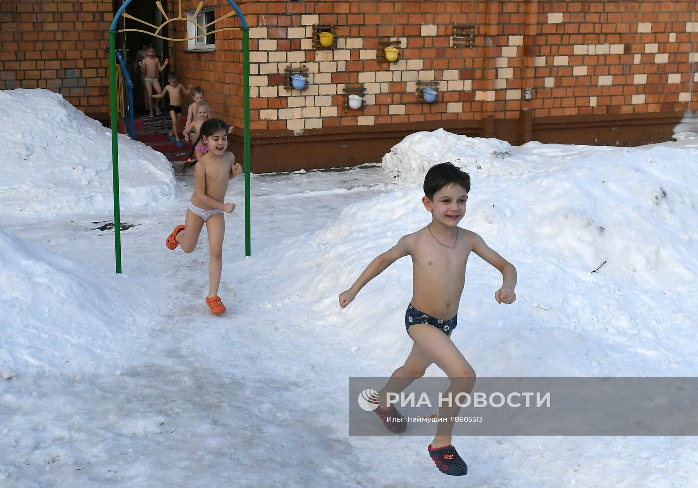 Зимнее закаливание детей в детском саду Красноярска | РИА Новости Медиабанк