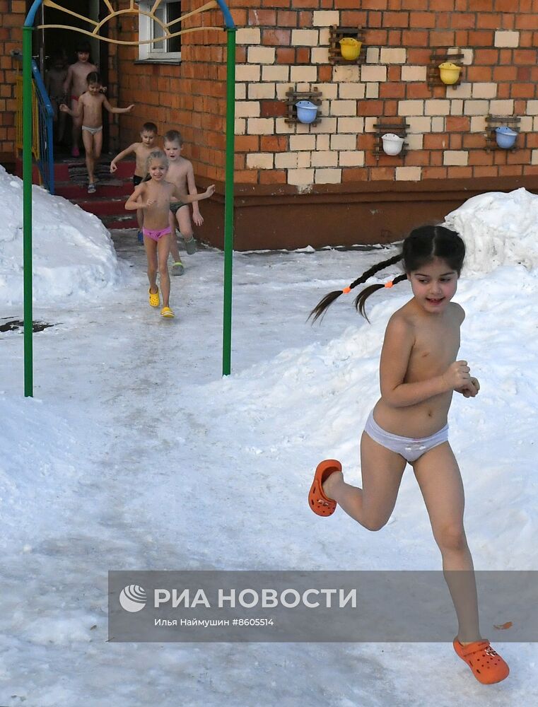 Зимнее закаливание детей в детском саду Красноярска