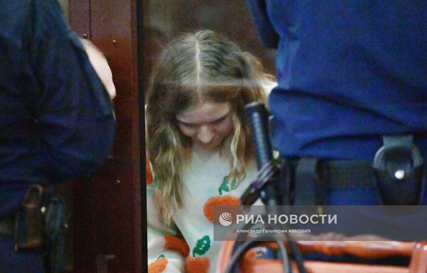 Оглашение приговора Д. Треповой 