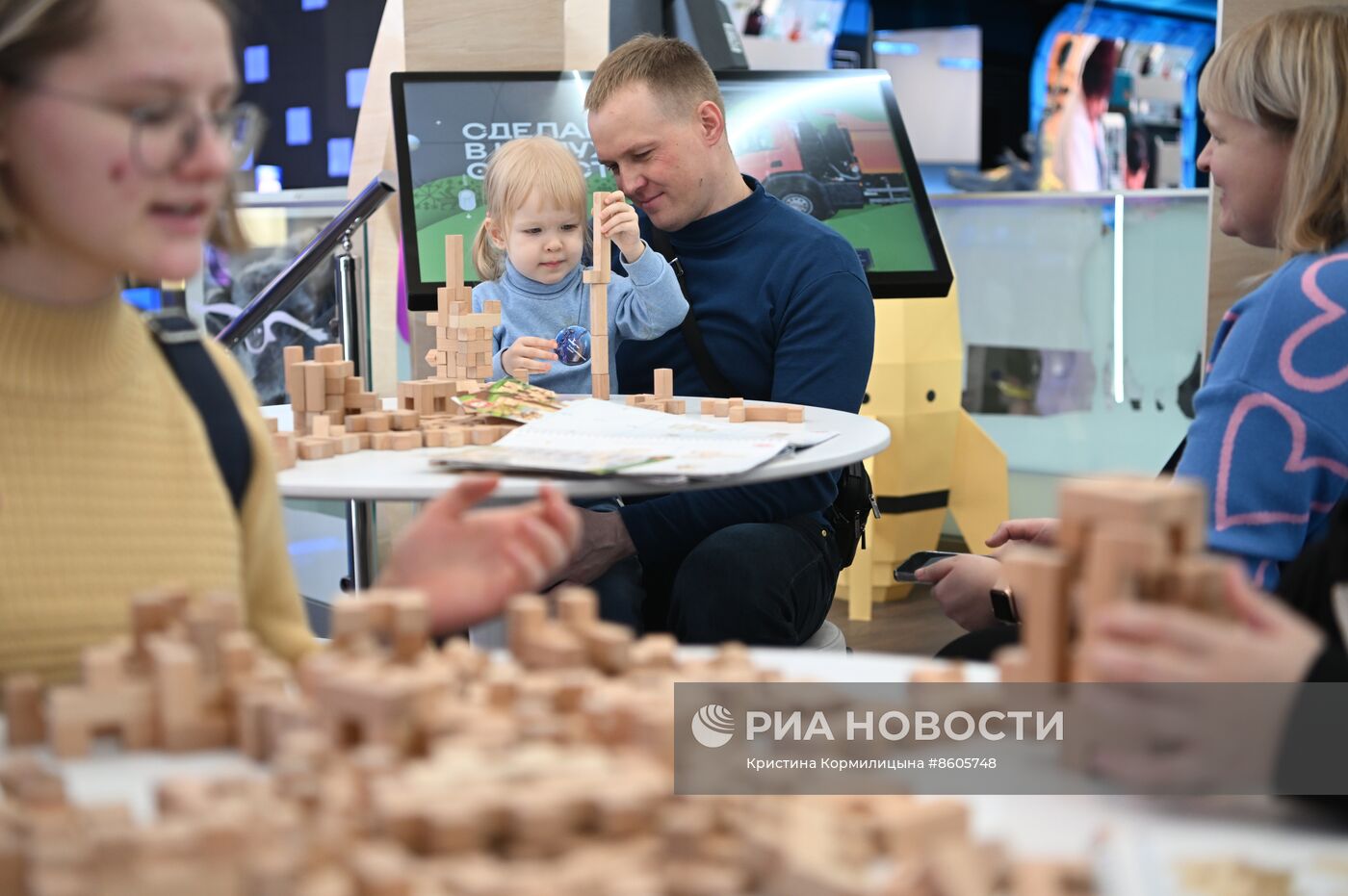 Работа выставки "Россия"