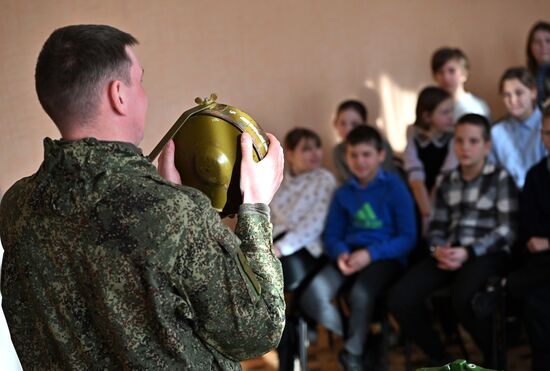 Занятия по правилам безопасности для школьников Луганска