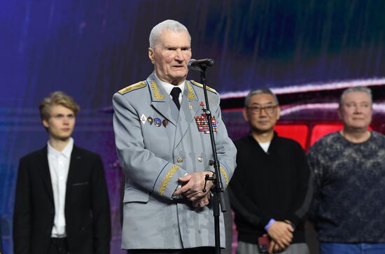 Выставка "Россия". Всероссийская премьера художественного фильма "Командир"