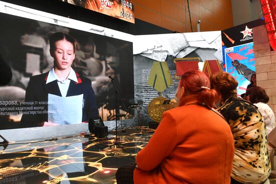 Выставка "Россия". Диалог о подвиге героев и советских фильмах 
