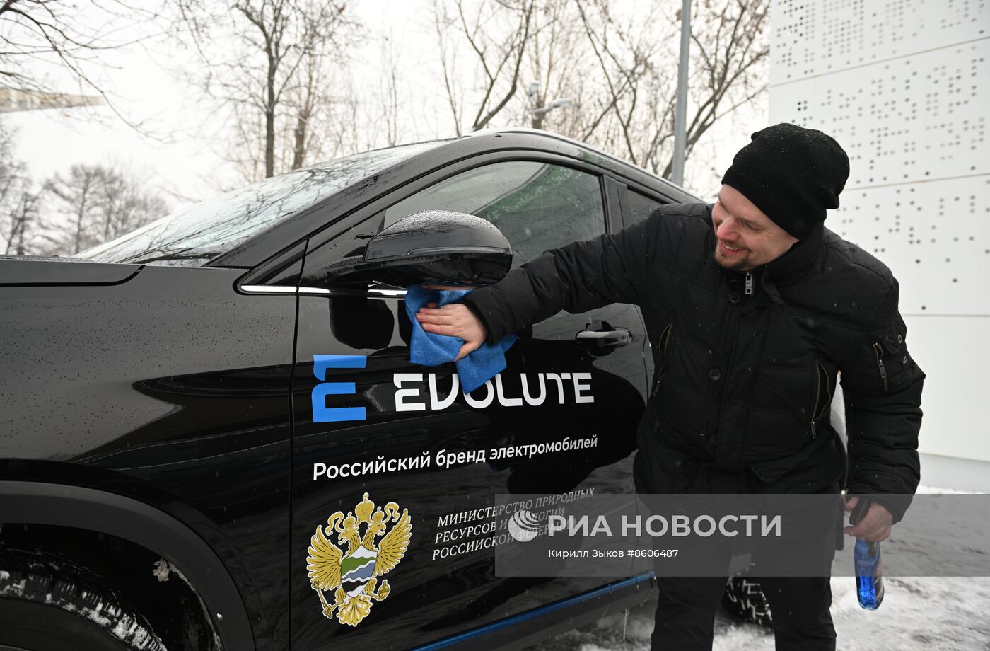 Выставка "Россия". Презентация экологичных автомобилей завода Evolute