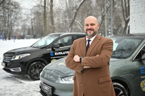 Международная выставка-форум "Россия"
Презентация экологичных автомобилей завода Evolute
Василий Чеботарев, руководитель специальных проектов Evolute
Место: Россия, Москва. Автор: Кирилл Зыков/РИА Новости. Выставка "Россия". Презентация экологичных автомобилей завода Evolute