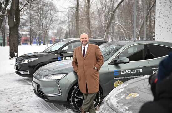Международная выставка-форум "Россия"
Презентация экологичных автомобилей завода Evolute
Василий Чеботарев, руководитель специальных проектов Evolute
Место: Россия, Москва. Автор: Кирилл Зыков/РИА Новости. Выставка "Россия". Презентация экологичных автомобилей завода Evolute