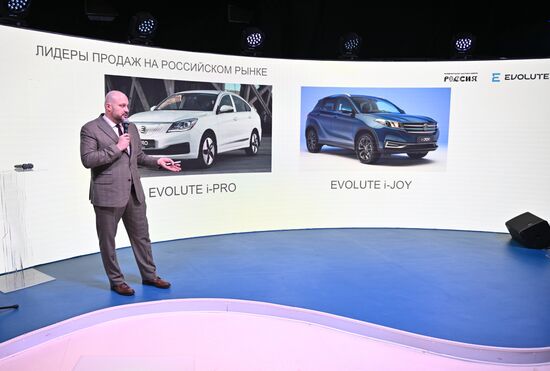 Международная выставка-форум "Россия"
Презентация экологичных автомобилей завода Evolute
Василий Чеботарев, руководитель специальных проектов Evolute
Место: Россия, Москва. Автор: Кирилл Зыков/РИА Новости. Выставка "Россия". Презентация экологичных автомобилей завода Evolute