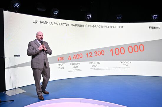 Международная выставка-форум "Россия"
Презентация экологичных автомобилей завода Evolute
Василий Чеботарев, руководитель специальных проектов Evolute
Место: Россия, Москва. Автор: Кирилл Зыков/РИА Новости. Выставка "Россия". Презентация экологичных автомобилей завода Evolute