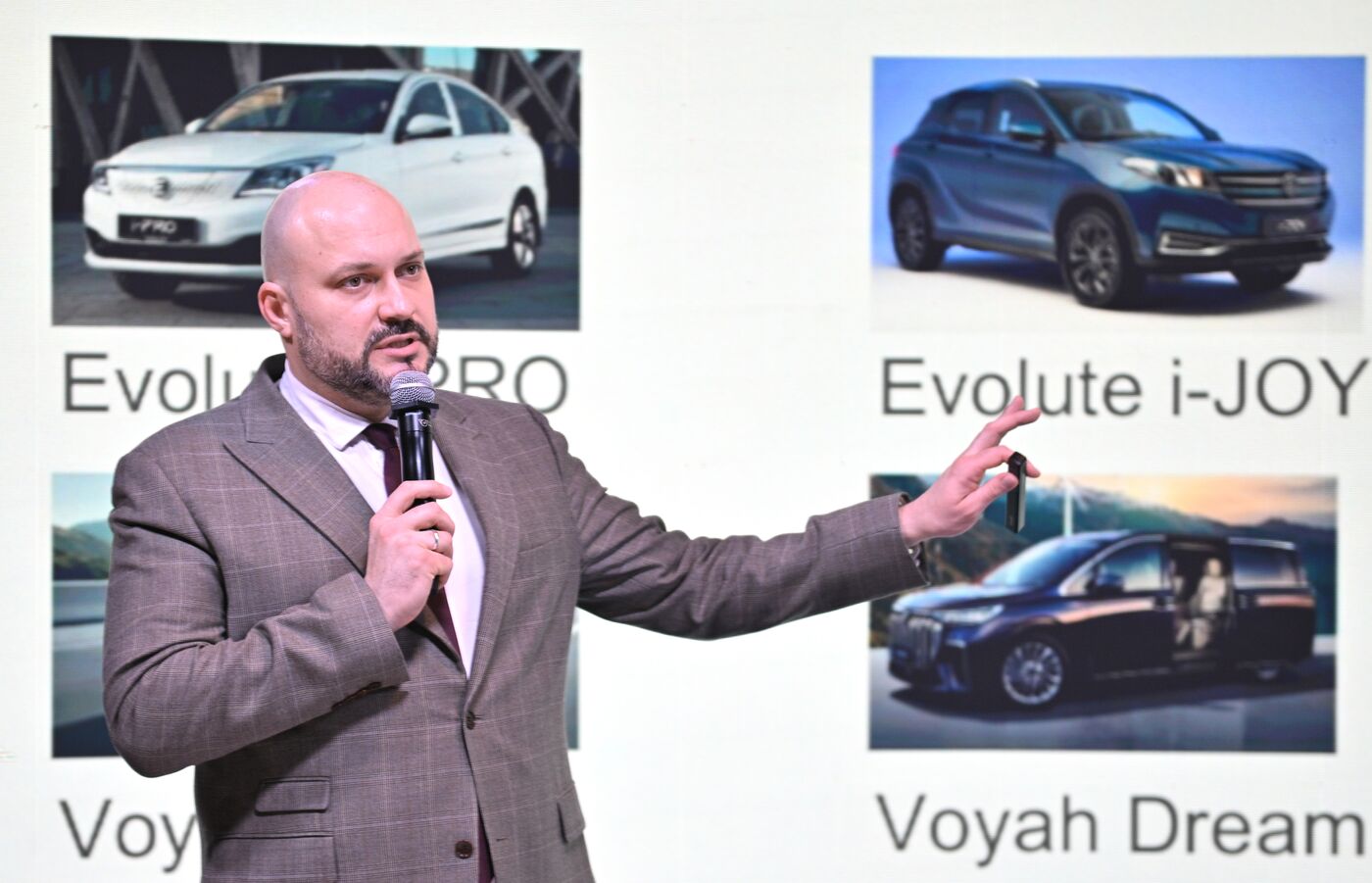 Выставка "Россия". Презентация экологичных автомобилей завода Evolute