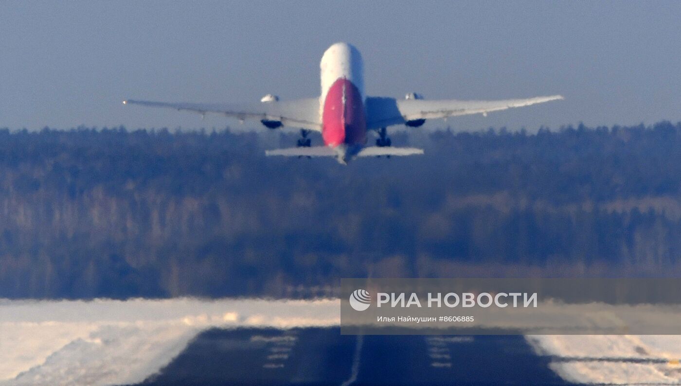 Самолеты в международном аэропорту Красноярска