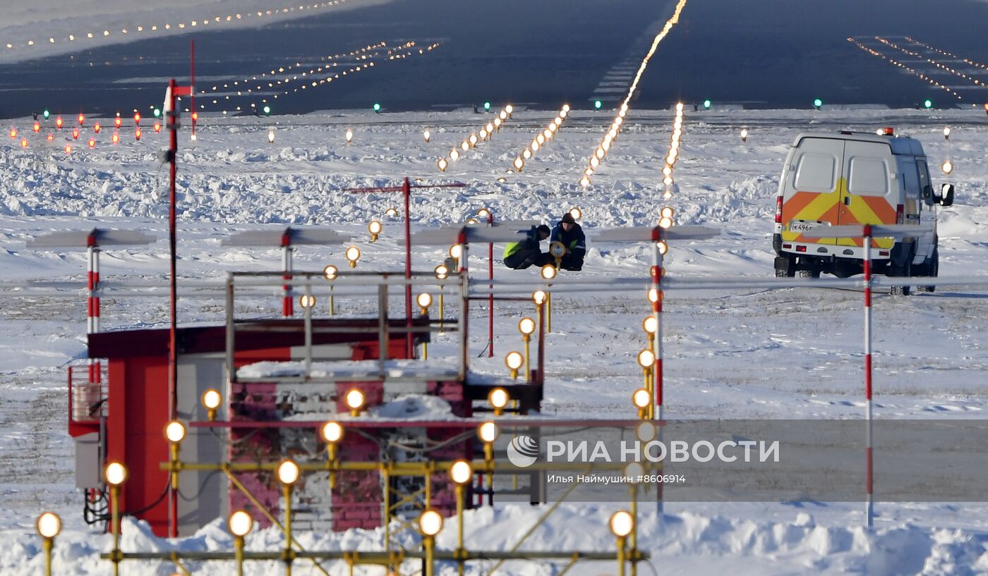 Самолеты в международном аэропорту Красноярска