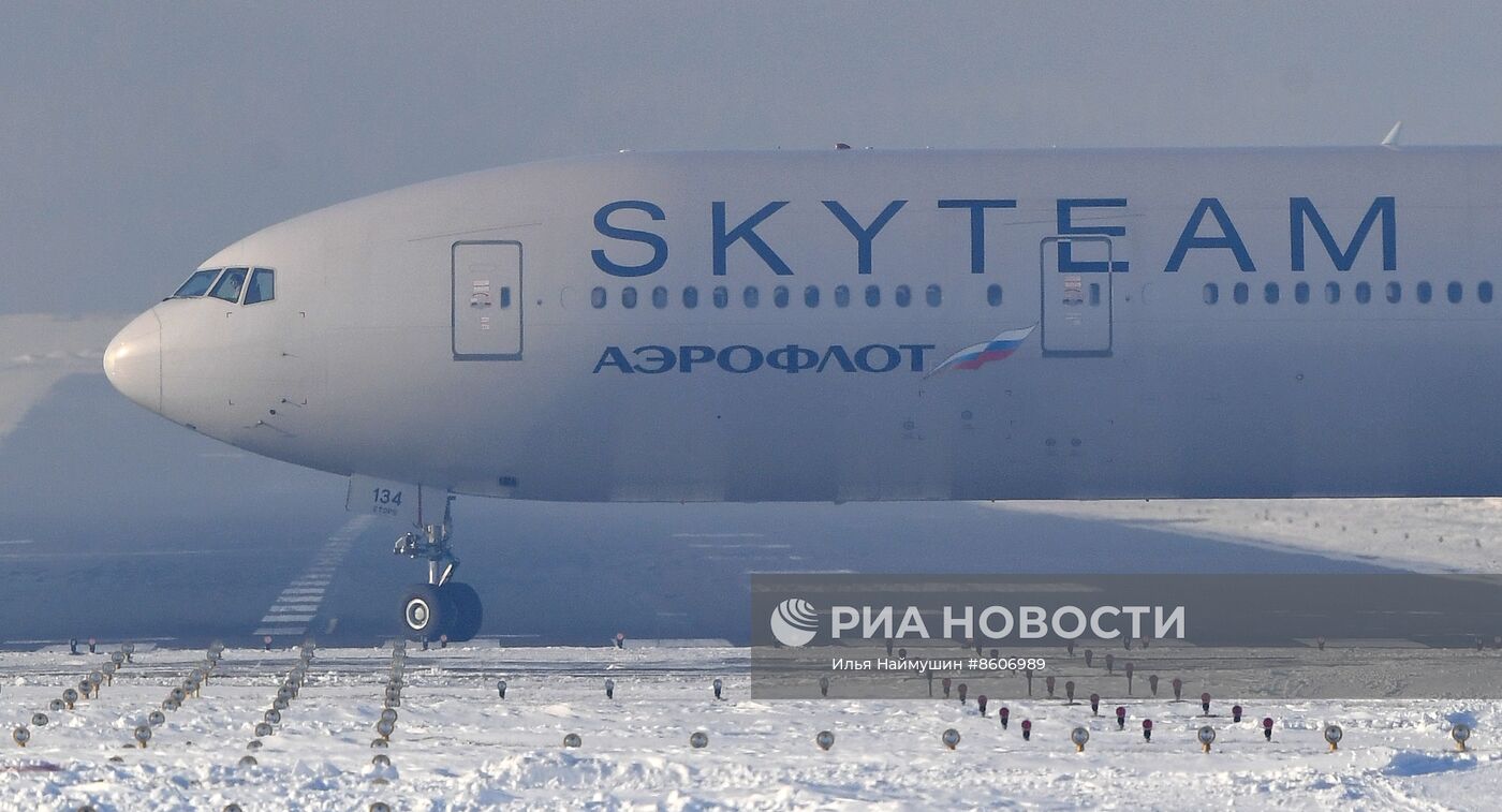 Самолеты в международном аэропорту Красноярска