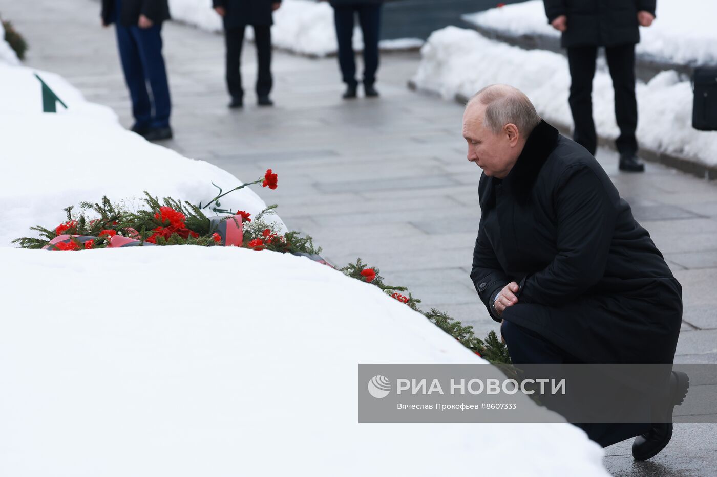 Церемония возложения венка к монументу "Мать-Родина" в Санкт-Петербурге