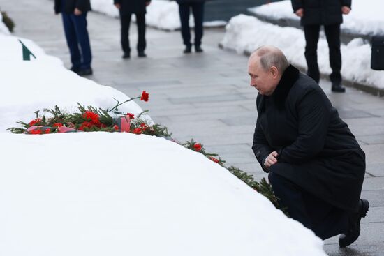 Церемония возложения венка к монументу "Мать-Родина" в Санкт-Петербурге