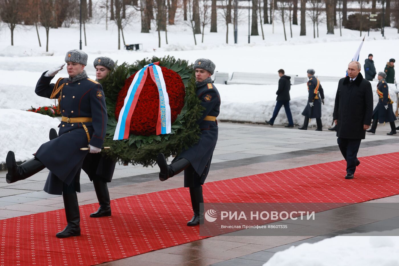 Церемония возложения венка к монументу "Мать-Родина" в Санкт-Петербурге