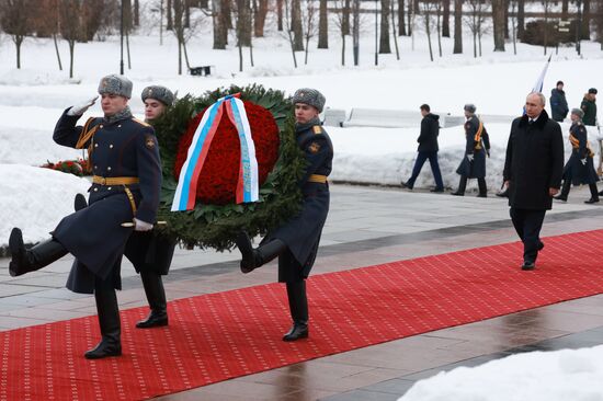 Церемония возложения венка к монументу "Мать-Родина" в Санкт-Петербурге