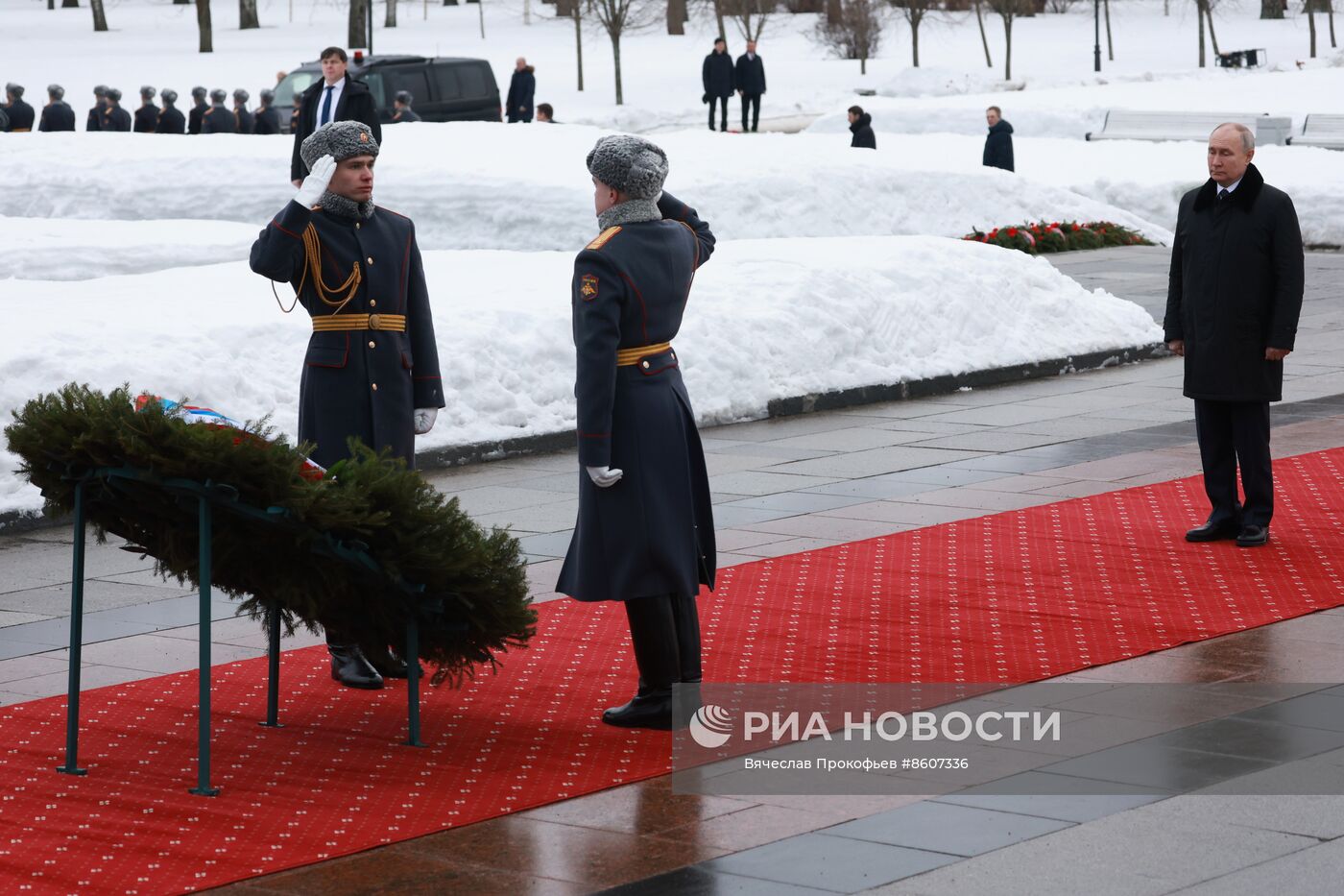 Церемония возложения венка к монументу "Мать-Родина" в Санкт-Петербурге