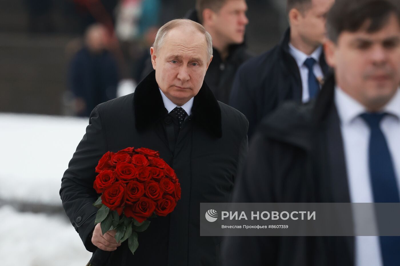 Церемония возложения венка к монументу "Мать-Родина" в Санкт-Петербурге