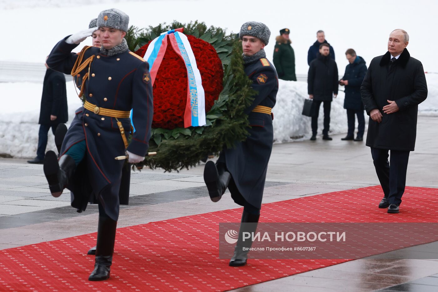 Церемония возложения венка к монументу "Мать-Родина" в Санкт-Петербурге