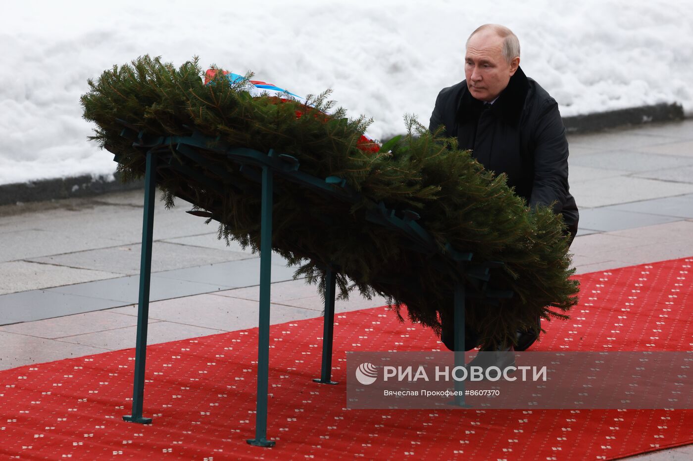 Церемония возложения венка к монументу "Мать-Родина" в Санкт-Петербурге