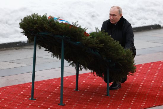 Церемония возложения венка к монументу "Мать-Родина" в Санкт-Петербурге