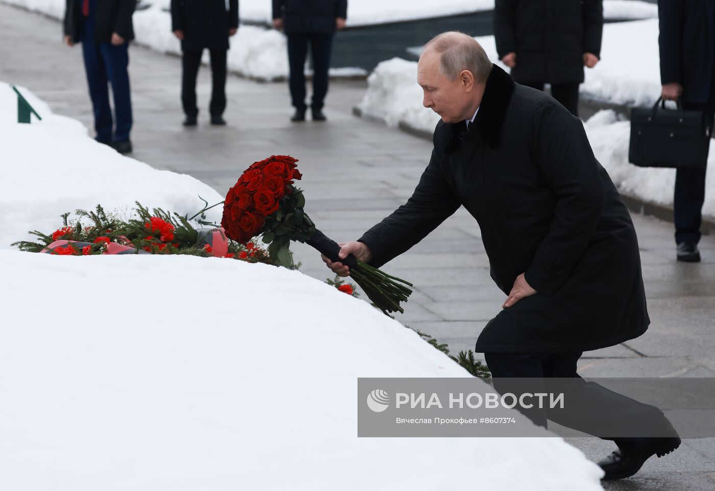 Церемония возложения венка к монументу "Мать-Родина" в Санкт-Петербурге