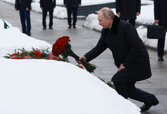 Церемония возложения венка к монументу "Мать-Родина" в Санкт-Петербурге