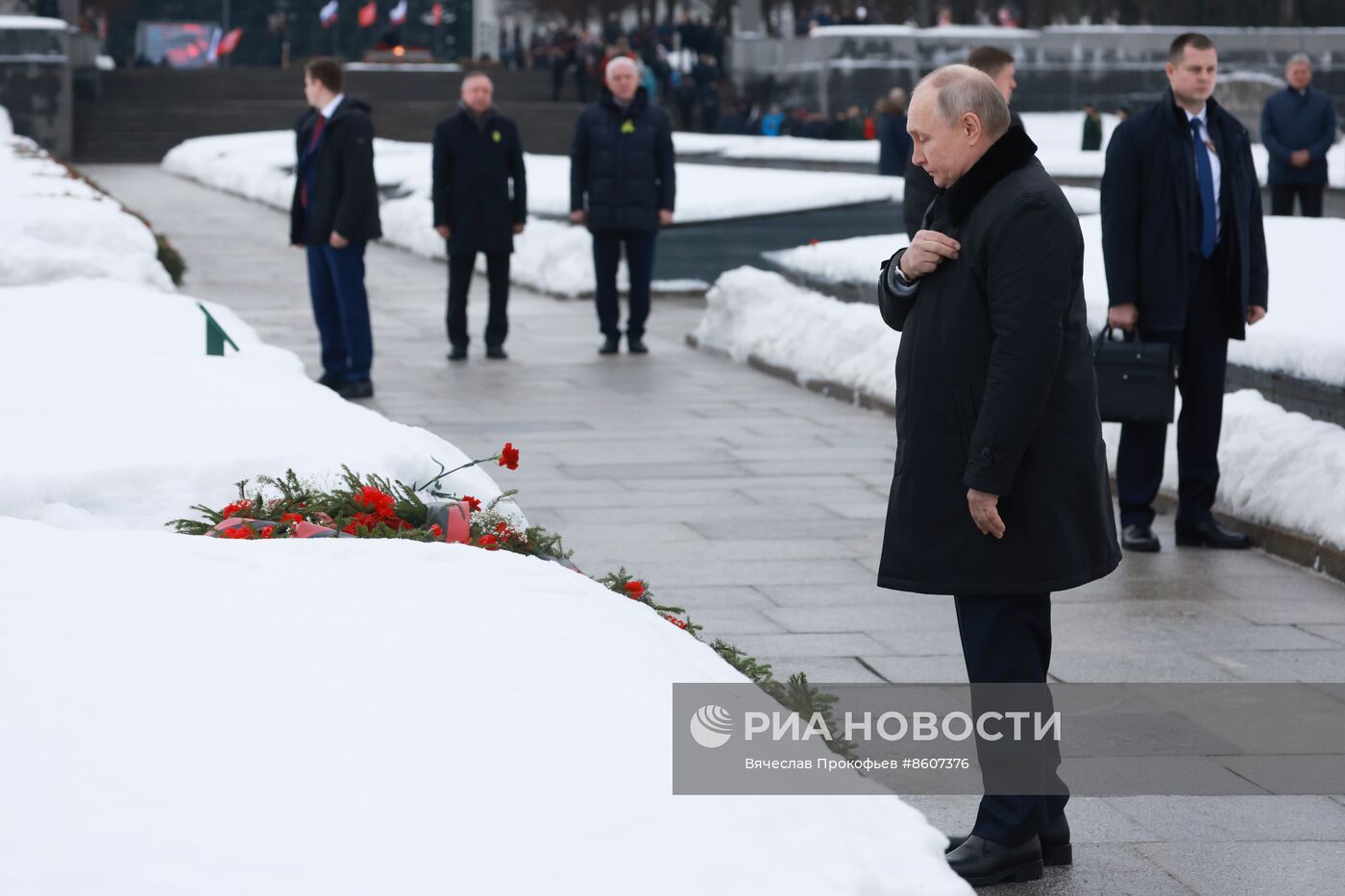 Церемония возложения венка к монументу "Мать-Родина" в Санкт-Петербурге