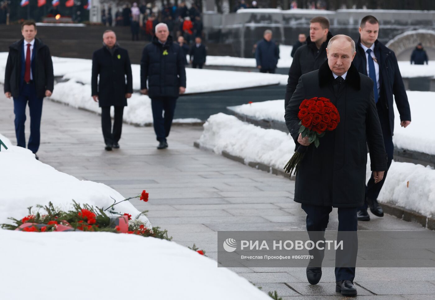 Церемония возложения венка к монументу "Мать-Родина" в Санкт-Петербурге