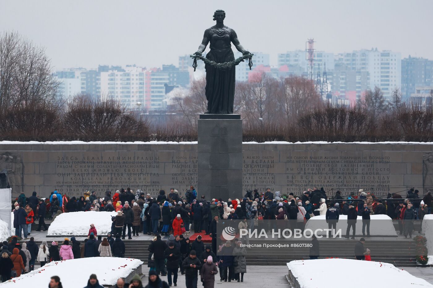 Церемония возложения венка к монументу "Мать-Родина" в Санкт-Петербурге