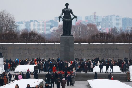 Церемония возложения венка к монументу "Мать-Родина" в Санкт-Петербурге