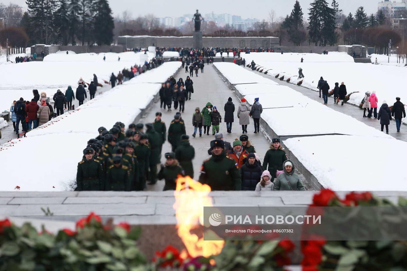 Церемония возложения венка к монументу "Мать-Родина" в Санкт-Петербурге