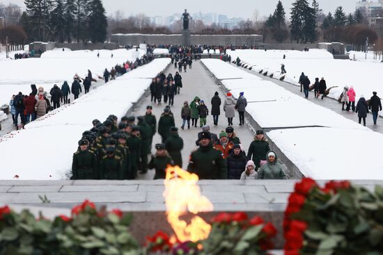 Церемония возложения венка к монументу "Мать-Родина" в Санкт-Петербурге