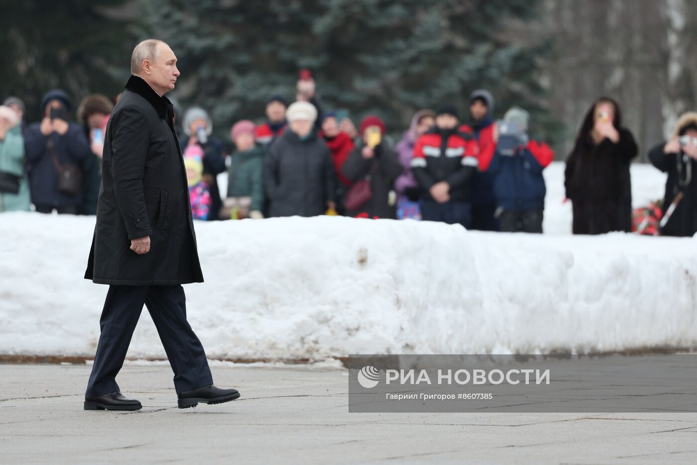 Церемония возложения венка к монументу "Мать-Родина" в Санкт-Петербурге