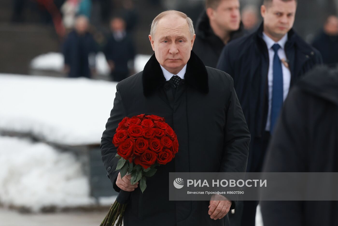 Церемония возложения венка к монументу "Мать-Родина" в Санкт-Петербурге