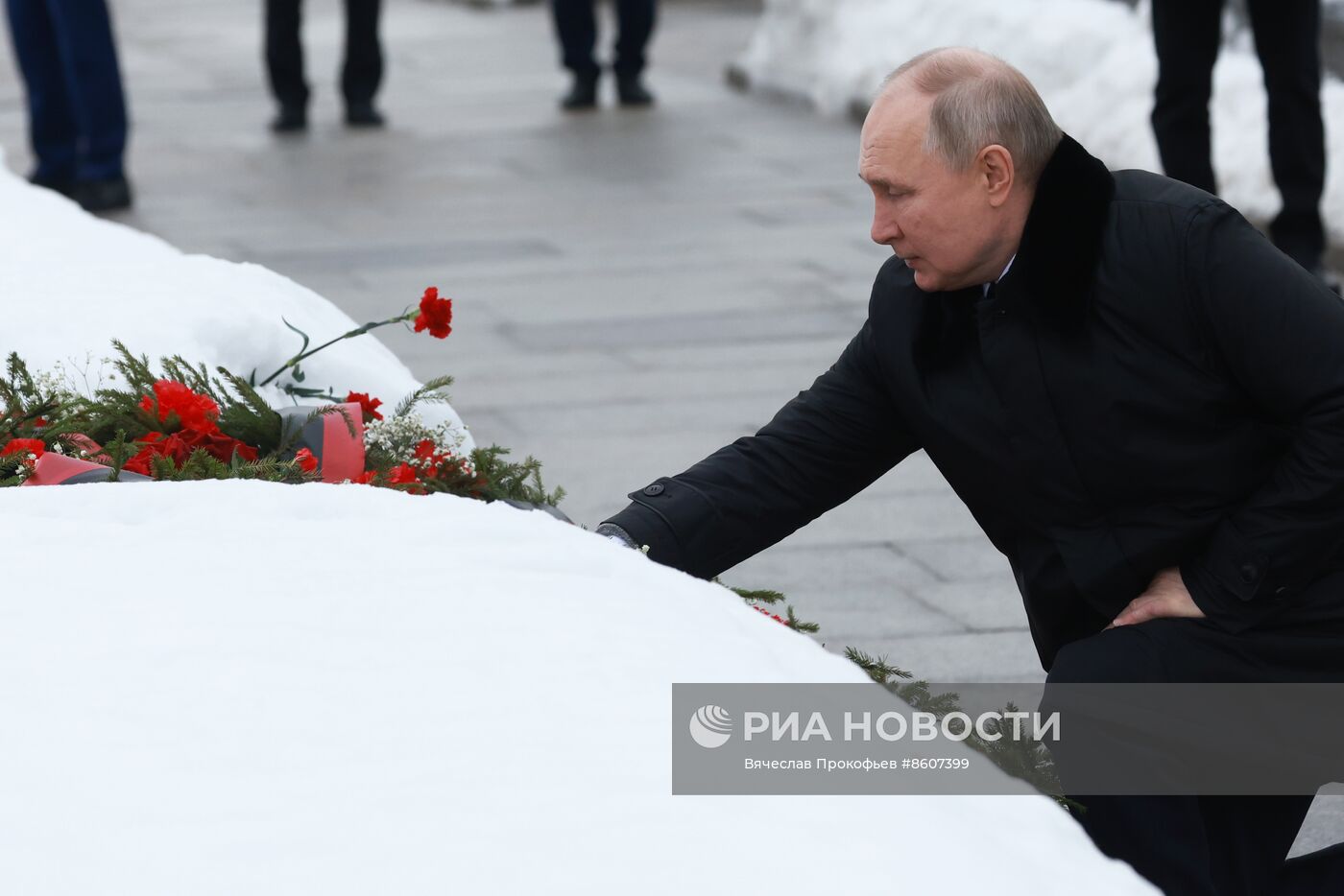 Церемония возложения венка к монументу "Мать-Родина" в Санкт-Петербурге