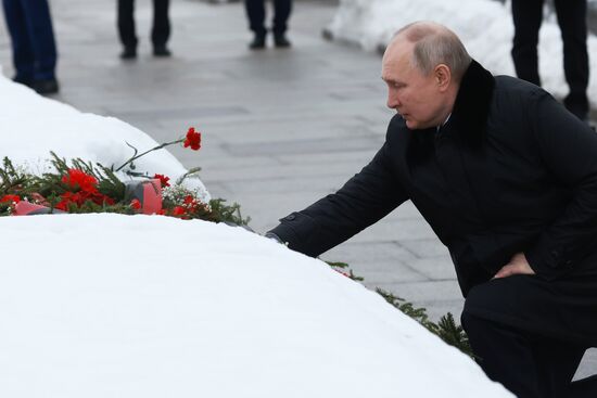 Церемония возложения венка к монументу "Мать-Родина" в Санкт-Петербурге