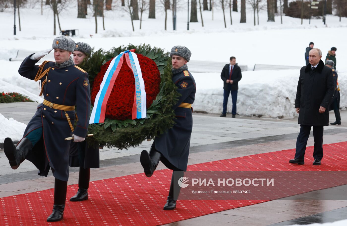 Церемония возложения венка к монументу "Мать-Родина" в Санкт-Петербурге