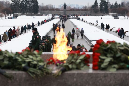 Церемония возложения венка к монументу "Мать-Родина" в Санкт-Петербурге